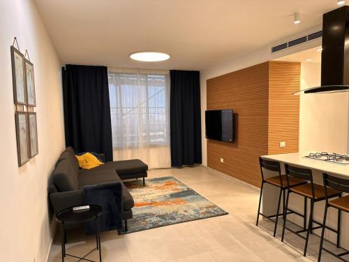 a living room with a couch and a bar at Family Friendly 3BR with Free Parking - in Rishon Letzion in Rishon LeẔiyyon