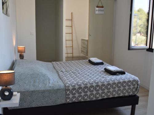 sypialnia z łóżkiem i dwoma ręcznikami na nim w obiekcie Villa with Pool & Views w mieście Oupia