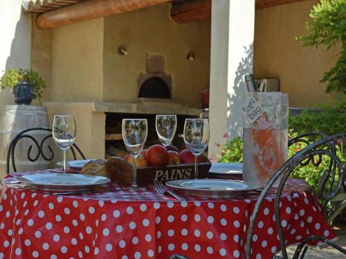 Ποτά στο Farmhouse in Carpentras with Pool