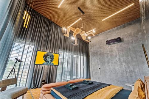 Ένα ή περισσότερα κρεβάτια σε δωμάτιο στο Chandelier Sky Mansion