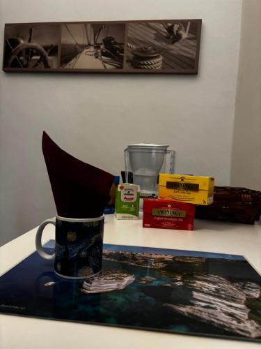 een aanrecht met een kopje en andere items erop bij Alba dei tempi in Turijn