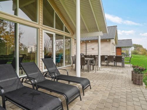 En balkon eller terrasse på 18 person holiday home in Hasselberg