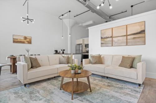 Χώρος καθιστικού στο Lofts at Kearny - Rustic Chic 1-3BR Lofts with Quick NYC Access & On-Site Gym