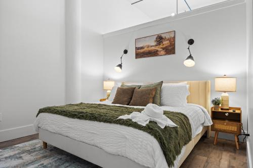 Ένα ή περισσότερα κρεβάτια σε δωμάτιο στο Lofts at Kearny - Rustic Chic 1-3BR Lofts with Quick NYC Access & On-Site Gym