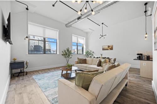 Χώρος καθιστικού στο Lofts at Kearny - Rustic Chic 1-3BR Lofts with Quick NYC Access & On-Site Gym