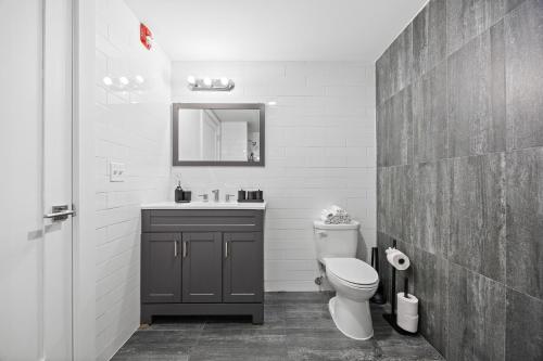 Ένα μπάνιο στο Lofts at Kearny - Rustic Chic 1-3BR Lofts with Quick NYC Access & On-Site Gym