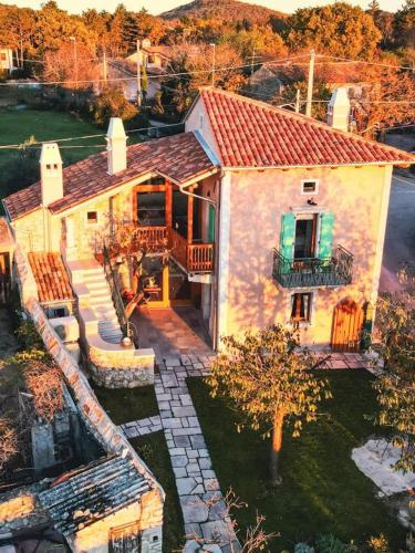 an aerial view of a house with a yard at Home Dren in Prepotto