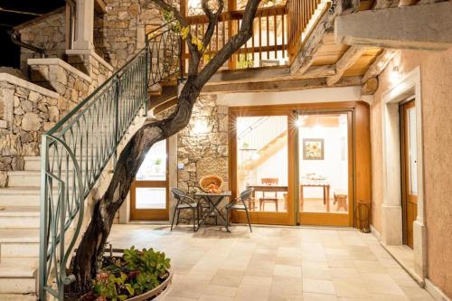 a staircase in a house with a tree in theoyer at Home Dren in Prepotto