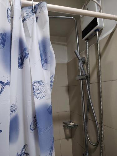 e bagno con doccia e tenda. di CozyStay by MA Condotel-Coast Residences a Manila