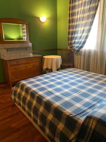 1 dormitorio con cama y vestidor con TV en Franciacorta Country Room, en Corte Franca