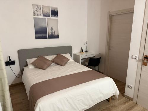 a bedroom with a bed and a desk with a chair at B&B Carrubba - La Casa dei Nonni in Riesi