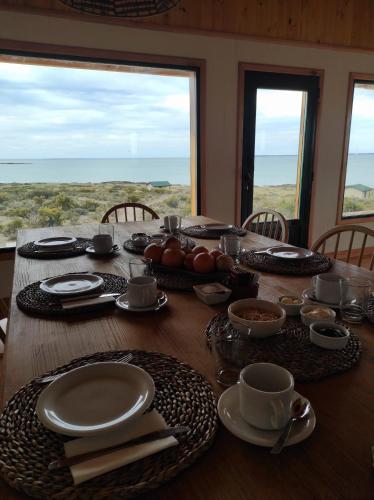 een houten tafel met borden en kopjes erop bij Marisma Camps 