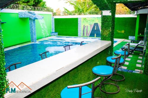 a large swimming pool with chairs and a table at Residencial F&M Pedernales in Pedernales