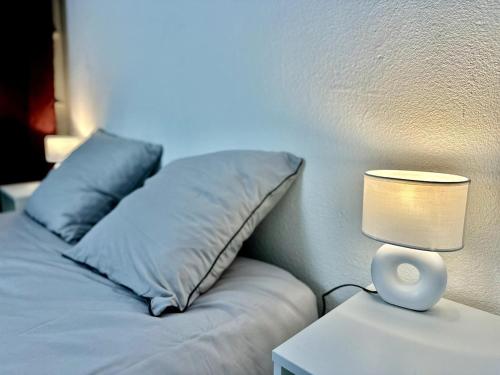 Una cama o camas en una habitación de Le Grand Bleu - Comfy & Lumineux