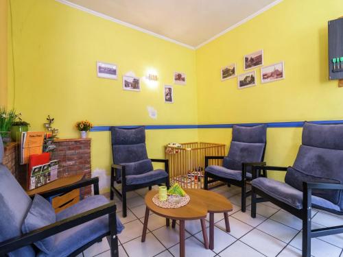 Χώρος καθιστικού στο Lovely Holiday Home in Marcourt