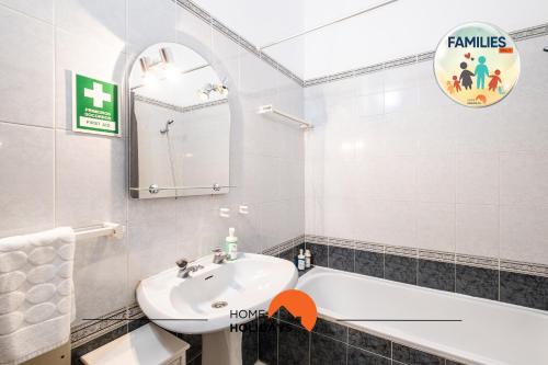 Un baño blanco con lavabo y bañera. en #047 Families Only - Almond Tree by Home Holidays, en Albufeira