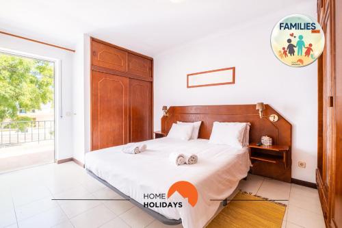 Un dormitorio con una cama con dos toallas encima. en #047 Families Only - Almond Tree by Home Holidays, en Albufeira