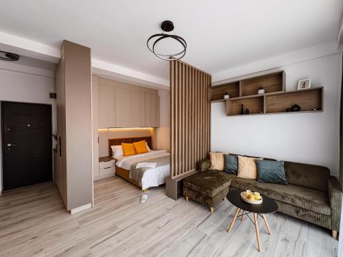 a living room with a couch and a bed at Primaverii Dream Residence in Chişoda