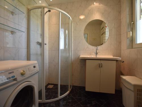 Un baño de Holiday Home in Reutum with Bubble Bath