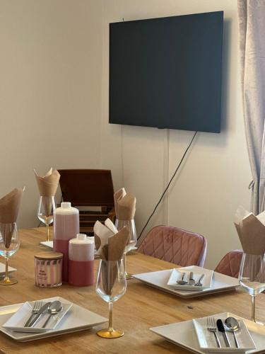 ブレゲンツにあるCharmante Wohnung in der Bregenzer Innenstadtのテーブル(皿、銀器付)
