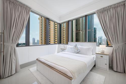 Postel nebo postele na pokoji v ubytování Sea & City View Apartment Dubai Marina - Ravello Living