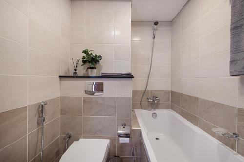 Koupelna v ubytování Sea & City View Apartment Dubai Marina - Ravello Living