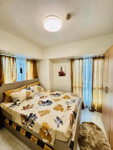 une chambre avec un grand lit dans une pièce dans l'établissement Avida Towers San Lazaro, à Manille