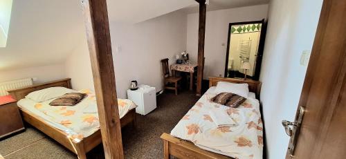 Cama o camas de una habitación en Karczma na Woli