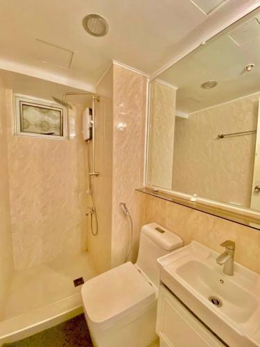une salle de bain avec toilettes, lavabo et douche dans l'établissement Avida Towers San Lazaro, à Manille
