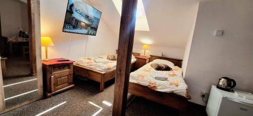 Cama o camas de una habitación en Karczma na Woli