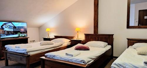 Cama o camas de una habitación en Karczma na Woli