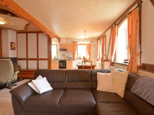Holiday home in Butgenbach near the Lakeにあるシーティングエリア