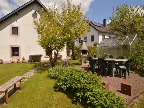 Holiday home in Butgenbach near the Lakeにある庭