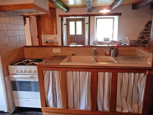 Η κουζίνα ή μικρή κουζίνα στο Hideaway in Villeneuve-d'Allier