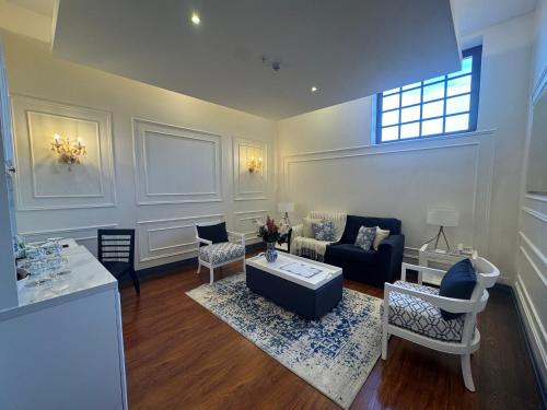 a living room with a couch and a table at Parc Royale Suites Hotel in Cuenca