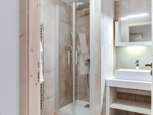 une salle de bain avec douche et lavabo dans l'établissement Appartement moderne avec WiFi et parking sous-terrain à Courchevel Village - FR-1-562-28, à Courchevel