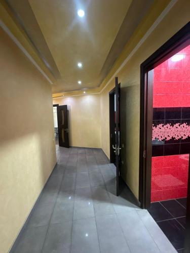 a hallway with a door in a room at comfort home in Itʼkhvisi