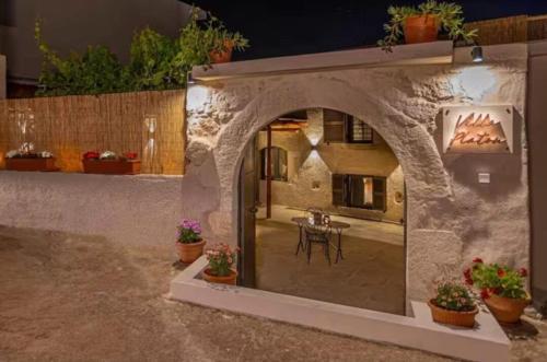 Патио или другая зона на открытом воздухе в Villa Platon by PosarelliVillas