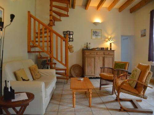 Cottage in Wierre-Effroy near Forestにあるシーティングエリア