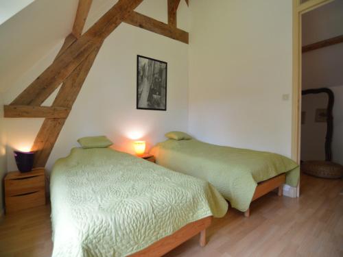 Cottage in Wierre-Effroy near Forestにあるベッド