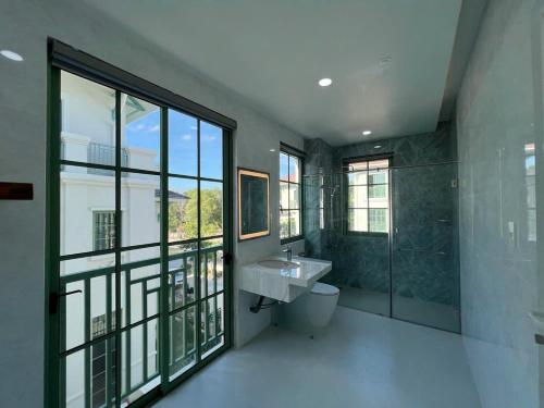 Ένα μπάνιο στο Sunrise Villa bãi Khem - biệt thự 4 phòng ngủ, 5 phòng tắm, thang máy riêng, máy giặt và sấy đồ, bếp với đầy đủ dụng cụ ăn uống, đồ dùng nấu ăn