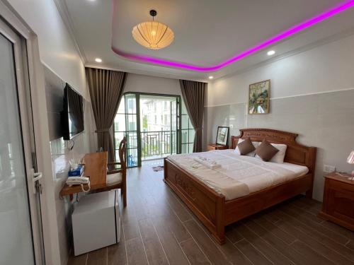 Ένα ή περισσότερα κρεβάτια σε δωμάτιο στο Sunrise Villa bãi Khem - biệt thự 4 phòng ngủ, 5 phòng tắm, thang máy riêng, máy giặt và sấy đồ, bếp với đầy đủ dụng cụ ăn uống, đồ dùng nấu ăn