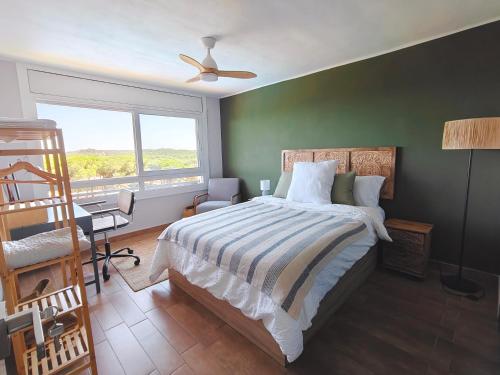 Ένα ή περισσότερα κρεβάτια σε δωμάτιο στο Sapphire Horizon - Sea View & Pool