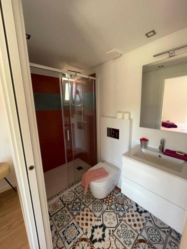 a bathroom with a shower and a toilet and a sink at Gabriela Olival turismo 