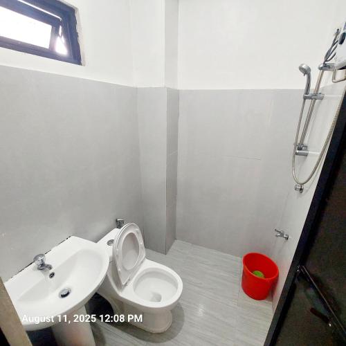Bilik mandi di Cozy 2BR Apartment with Balcony and Mountain View - Logan's Transient Apartment 1