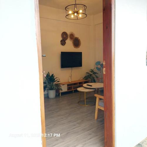 Televisyen dan/atau pusat hiburan di Cozy 2BR Apartment with Balcony and Mountain View - Logan's Transient Apartment 1