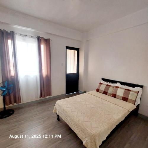 Katil atau katil-katil dalam bilik di Cozy 2BR Apartment with Balcony and Mountain View - Logan's Transient Apartment 1