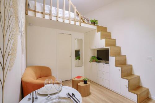 Beautiful studio in small house near Eiffel Tower