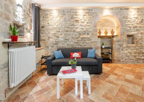 a living room with a couch and a table at Locazione Turistica Via Saffi 10 Gubbio in Gubbio