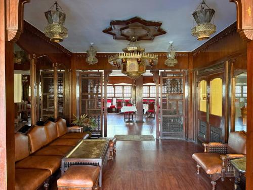 Elle comprend un salon doté d'un mobilier en cuir et d'un lustre. dans l'établissement Odeon Palace Hotel, au Caire